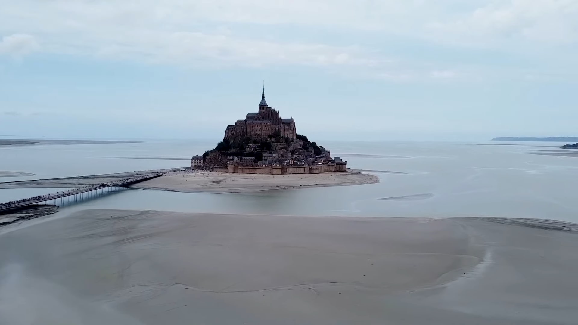 Vue aérienne du Mont-Saint-Michel en Normandie, France, relié au continent par une passerelle